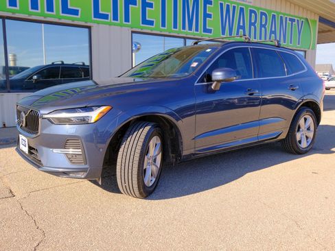 Used 2022 Volvo XC60 B5 Momentum image 2