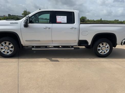 Used 2024 Chevrolet Silverado 2500 High Country w/ Technology Package AWD/4WD image 4