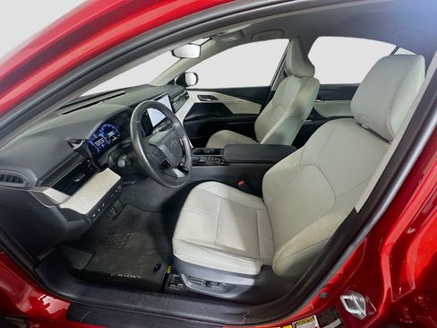 Used 2025 Toyota Camry XLE FWD image 13