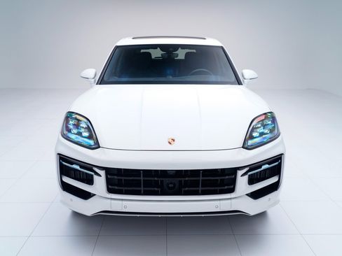 Used 2025 Porsche Cayenne S image 6