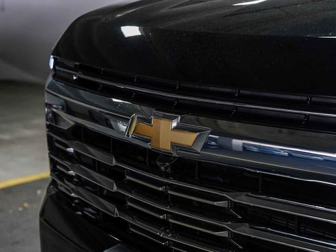 Used 2025 Chevrolet Suburban Premier RWD image 5