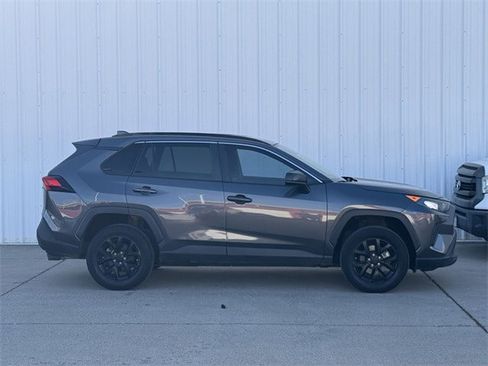 Used 2021 Toyota RAV4 LE image 3