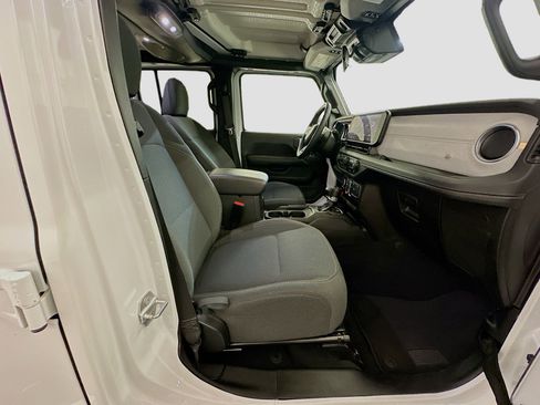 Used 2025 Jeep Wrangler Sahara image 31