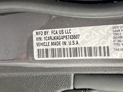 Used 2023 Jeep Grand Cherokee L Laredo image 31