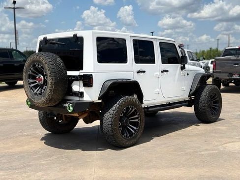 Used 2018 Jeep Wrangler Unlimited Sahara w/ Connectivity Group AWD/4WD image 2