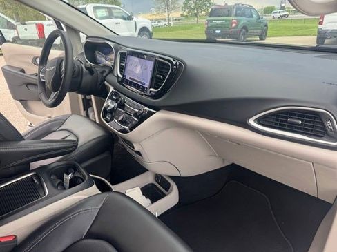 Used 2023 Chrysler Pacifica Touring-L FWD image 37