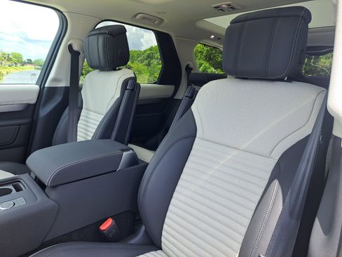 Used 2025 Land Rover Discovery Dynamic SE image 8