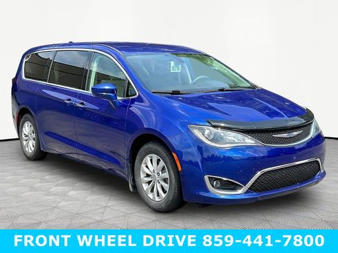Used 2019 Chrysler Pacifica Touring Plus FWD image 3