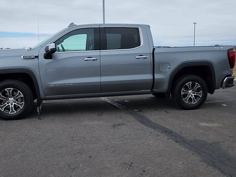 Used 2025 GMC Sierra 1500 SLT image 2