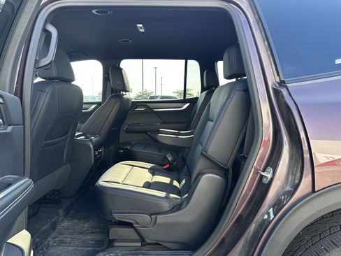 Used 2024 GMC Acadia Elevation w/ Luxury Package AWD/4WD image 8