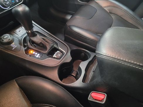 Used 2022 Jeep Cherokee Limited image 26