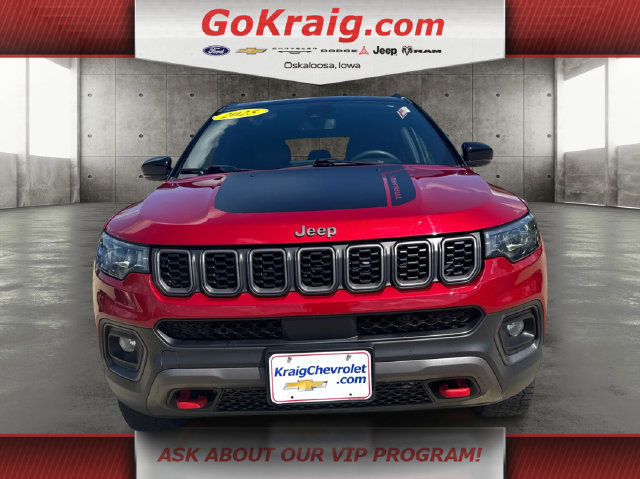 Used 2025 Jeep Compass Trailhawk w/ Trailer Tow Group AWD/4WD image 2