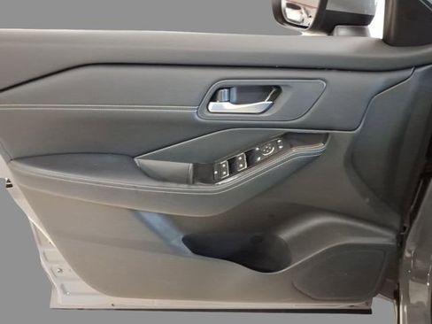 Certified 2025 Nissan Rogue SL AWD/4WD image 17