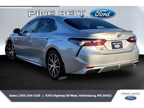 Used 2022 Toyota Camry SE FWD image 2
