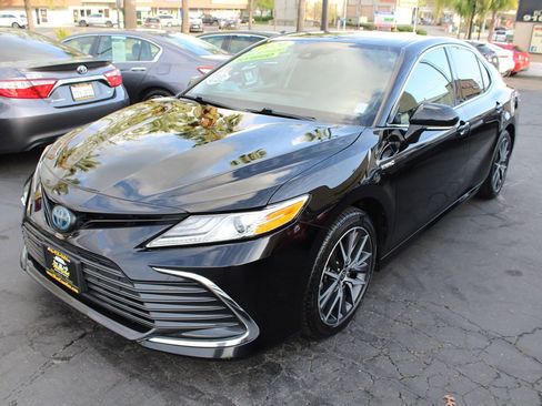 Used 2021 Toyota Camry XLE image 4
