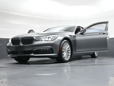 Used 2018 BMW 740i image 39