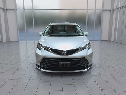 Used 2022 Toyota Sienna LE FWD image 3
