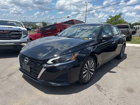 Used 2024 Nissan Altima 2.5 SV FWD image 3