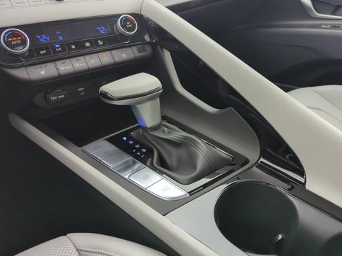 Certified 2025 Hyundai Elantra Limited FWD image 31