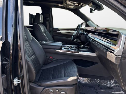 Used 2025 Cadillac Escalade Sport Platinum AWD/4WD image 17