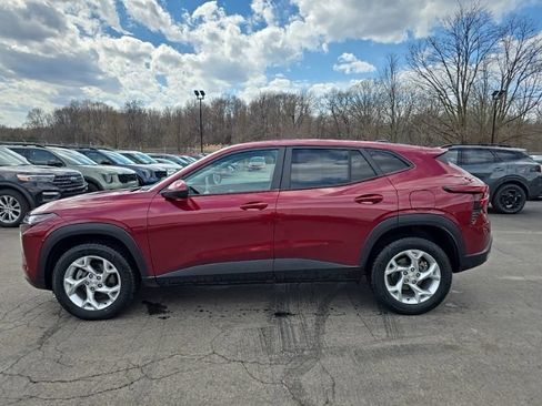 Used 2024 Chevrolet Trax LS w/ LS Convenience Package image 4