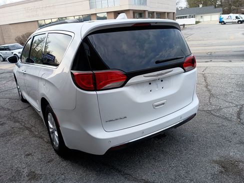 Used 2017 Chrysler Pacifica Touring-L FWD image 4