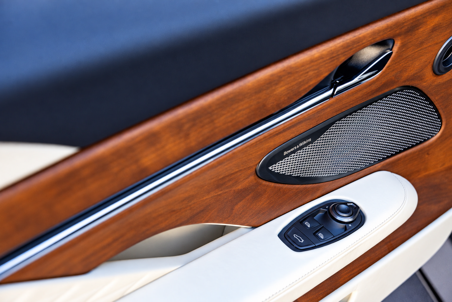 Used 2024 Aston Martin DB12 Convertible RWD image 28