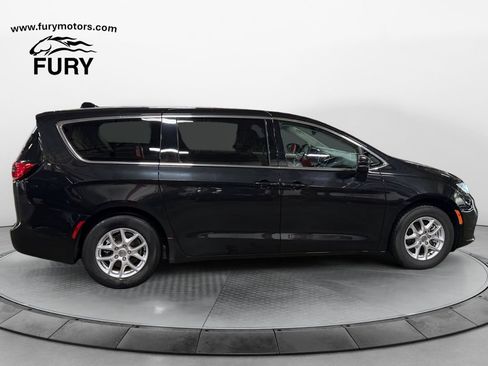 Used 2023 Chrysler Pacifica Touring-L FWD image 2