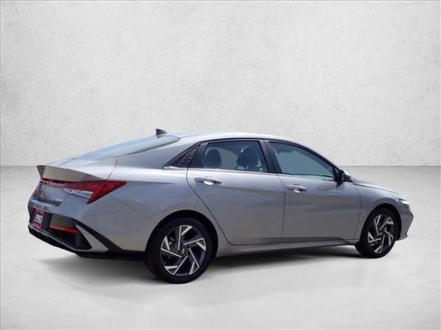 Used 2025 Hyundai Elantra Limited image 4