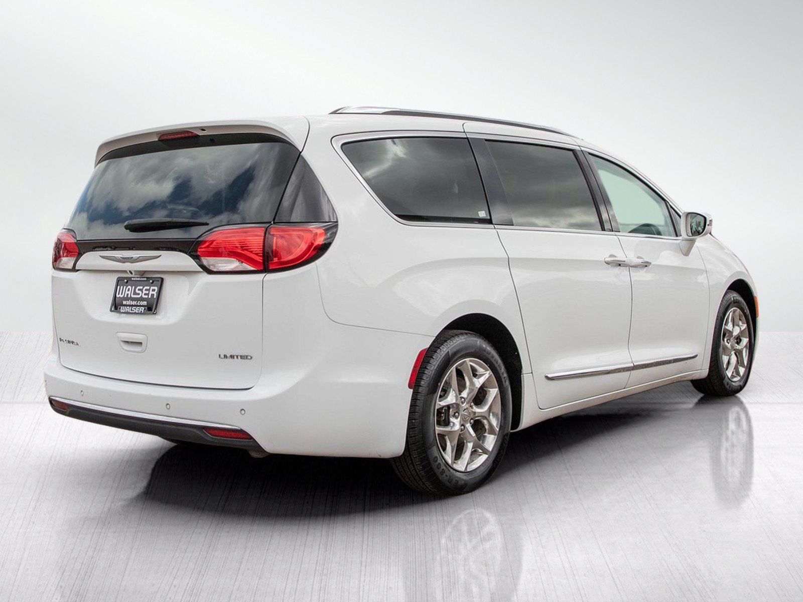 Used 2017 Chrysler Pacifica Limited FWD image 5