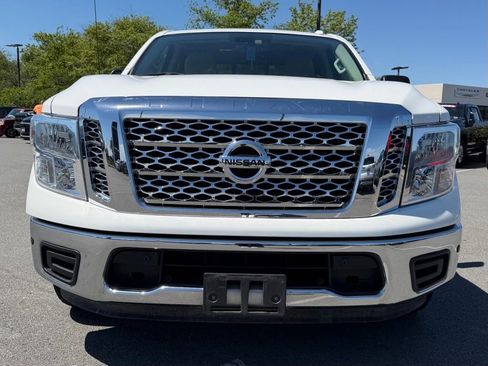 Used 2018 Nissan Titan SV w/ SV Convenience Package RWD image 2
