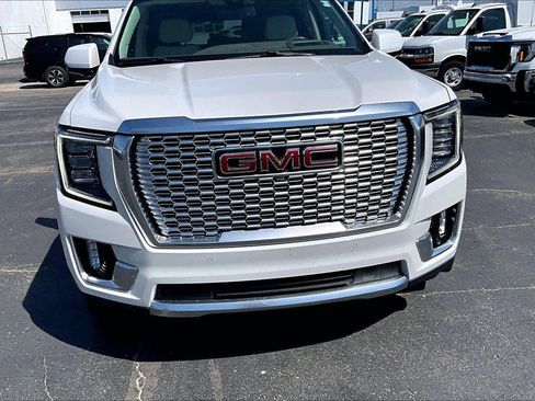 Used 2022 GMC Yukon XL Denali AWD/4WD image 3