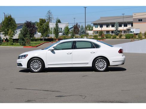 Used 2017 Volkswagen Passat 1.8T SE FWD image 2