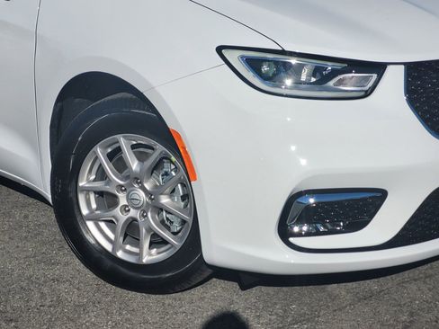 New 2026 Chrysler Pacifica Select image 6