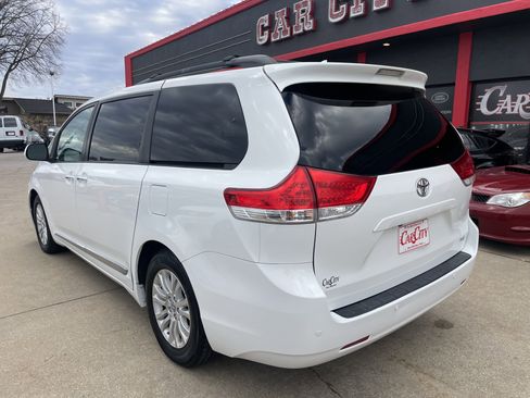 Used 2011 Toyota Sienna Limited image 3