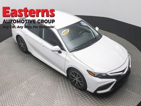 Used 2024 Toyota Camry SE FWD image 3
