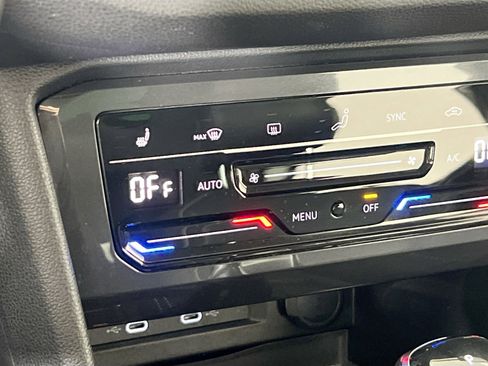 Used 2022 Volkswagen Tiguan SE image 19