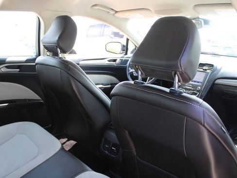 Used 2020 Ford Fusion SE w/ Equipment Group 151A FWD image 10