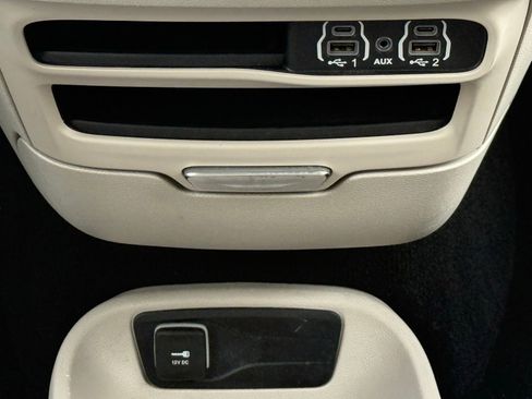 Used 2023 Chrysler Pacifica Touring-L image 28