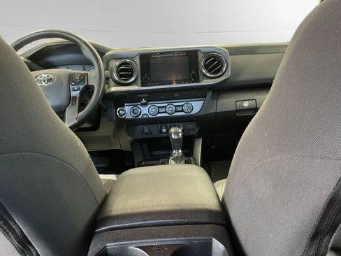 Certified 2019 Toyota Tacoma TRD Off-Road AWD/4WD image 10