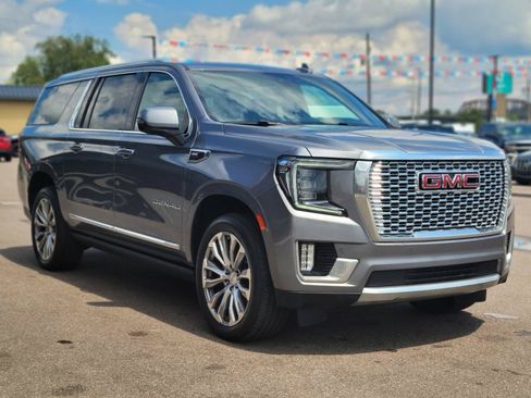 Used 2021 GMC Yukon XL Denali w/ Denali Premium Package AWD/4WD image 3