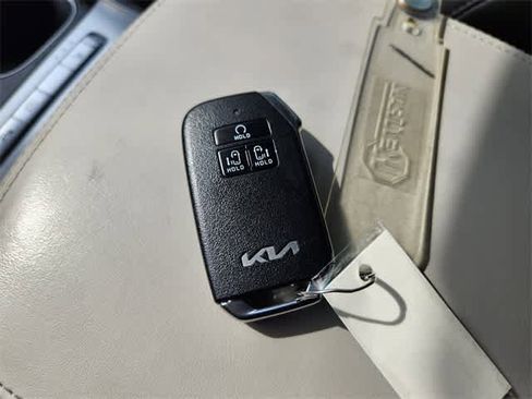 Used 2024 Kia Carnival EX image 20