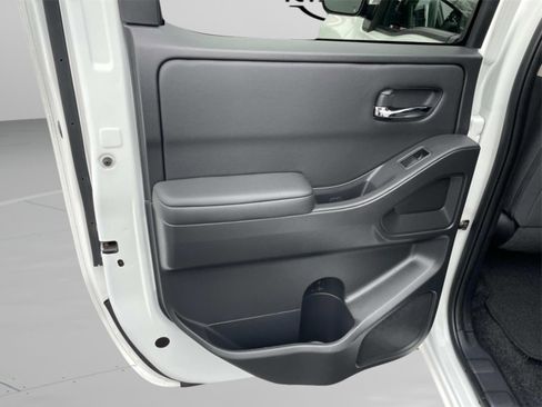 Used 2024 Nissan Frontier SV w/ SV Convenience Package image 11