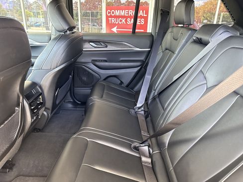 Used 2025 Jeep Grand Cherokee Limited image 29