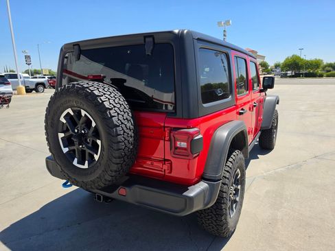 Used 2025 Jeep Wrangler Unlimited Rubicon 4xe w/ Convenience Group AWD/4WD image 4
