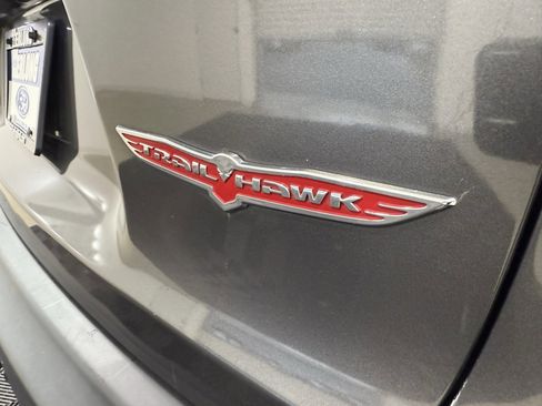 Used 2019 Jeep Cherokee Trailhawk image 9