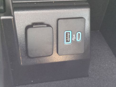 Used 2024 Ford Explorer XLT w/ Equipment Group 202A AWD/4WD image 32