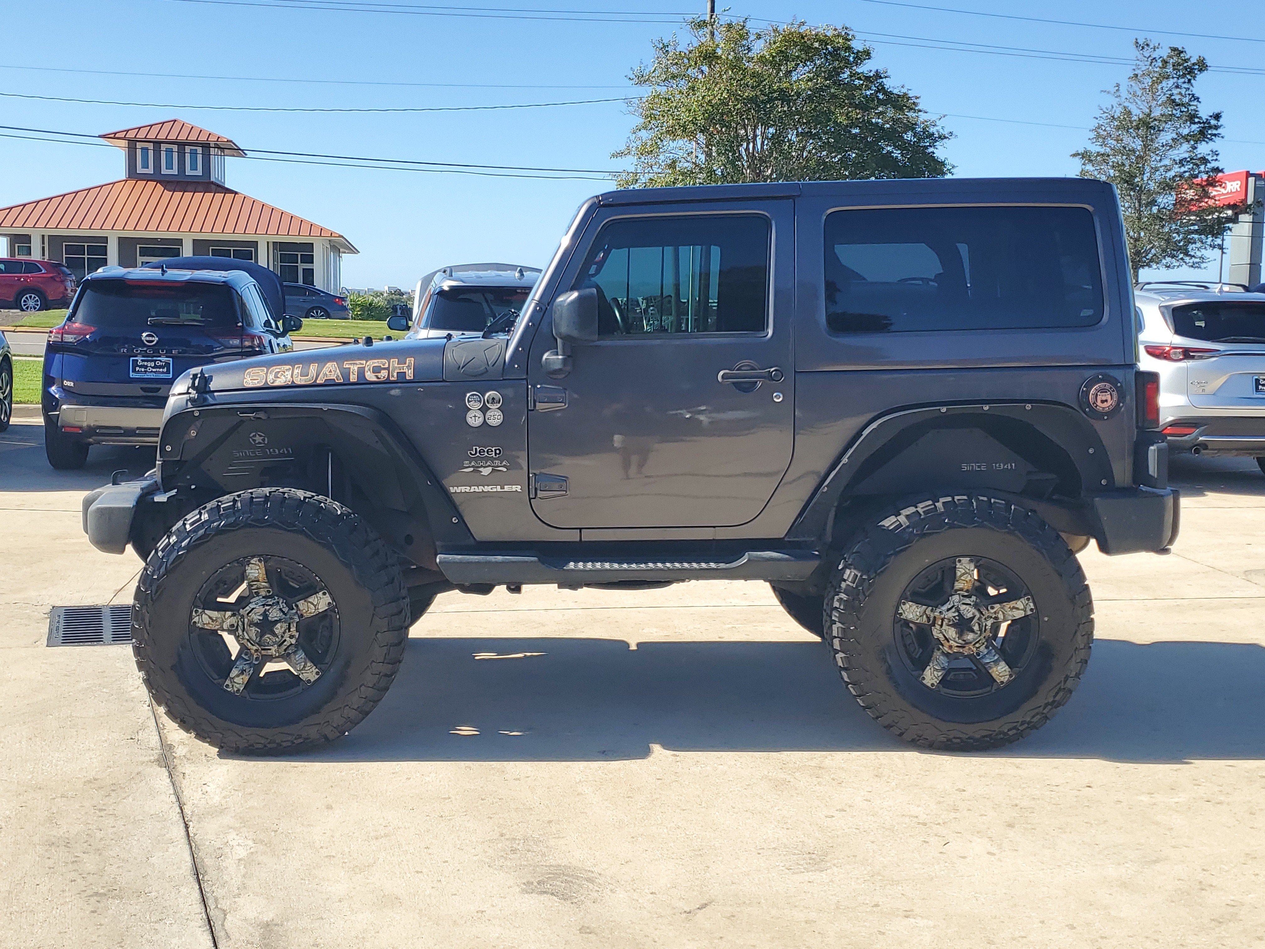 Used 2017 Jeep Wrangler Sahara w/ Connectivity Group AWD/4WD image 2