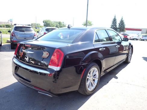 Used 2017 Chrysler 300 C RWD image 6