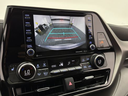 Used 2022 Toyota Highlander XLE AWD/4WD image 21
